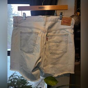 NWOT Levi shorts size 33